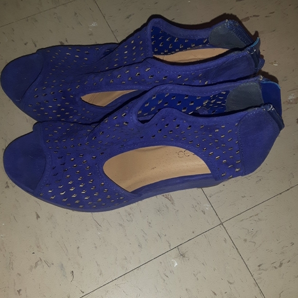 Wedge Heels - Picture 2 of 3